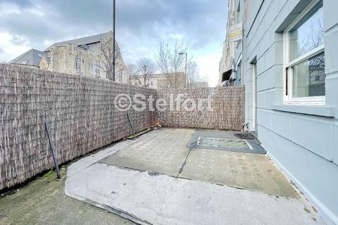 Studio to rent, Junction Road, London N19