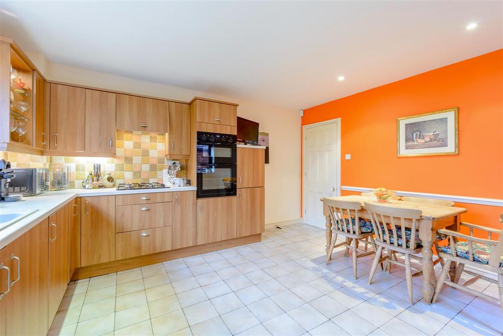 8412167-interior18.jpg