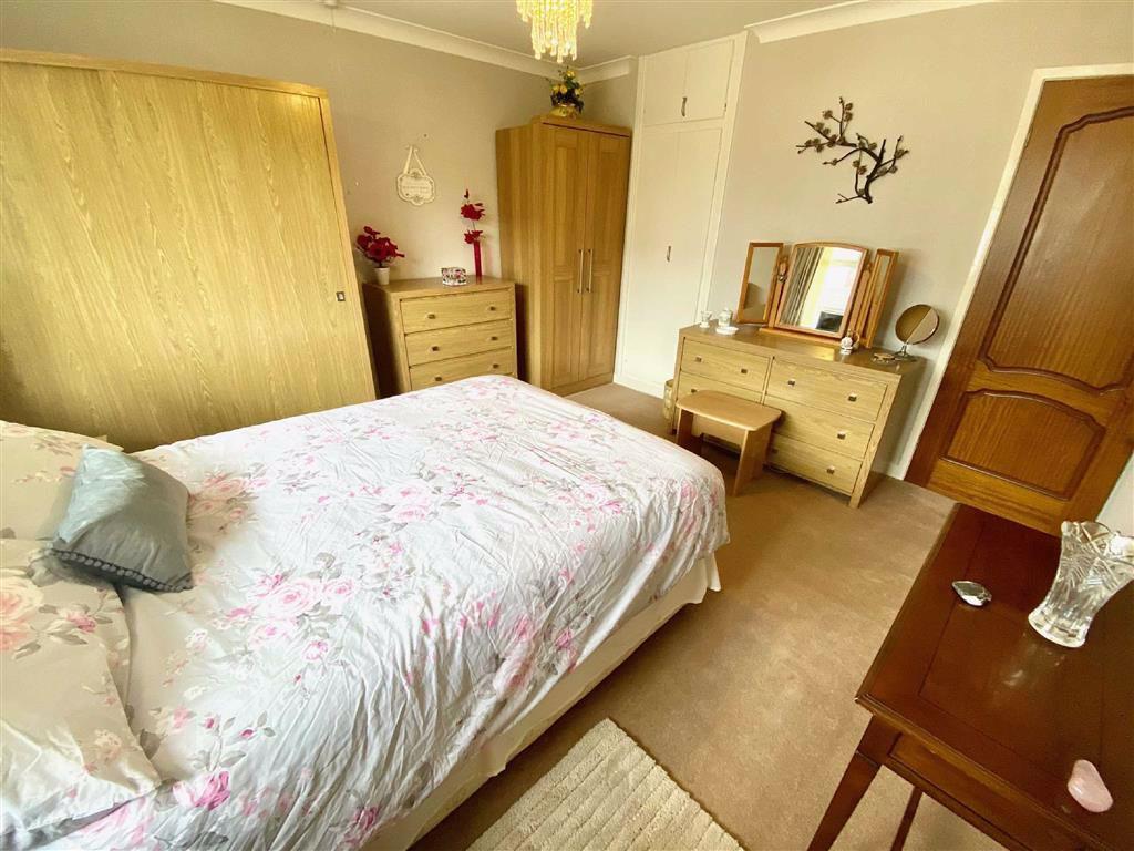 Water Royd Avenue, Mirfield, WF14 2 bed semidetached bungalow £172,500