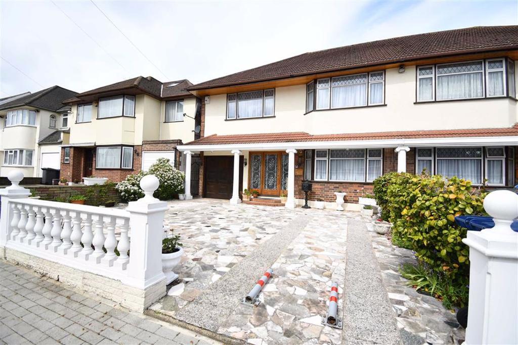 Longland Drive, Totteridge 4 bed semidetached house £2,700 pcm (£623 pw)