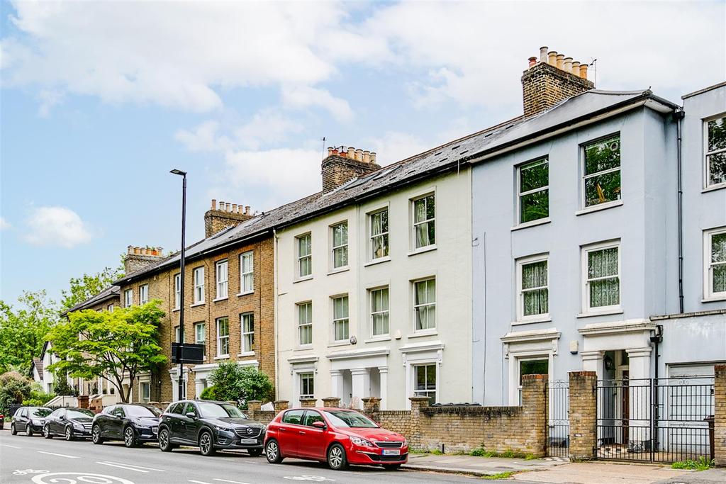 Wellesley Road, London W4 2 bed flat £465,000