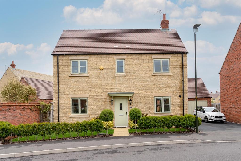 Foxglove Close, MoretonInMarsh... 3 bed detached house £425,000