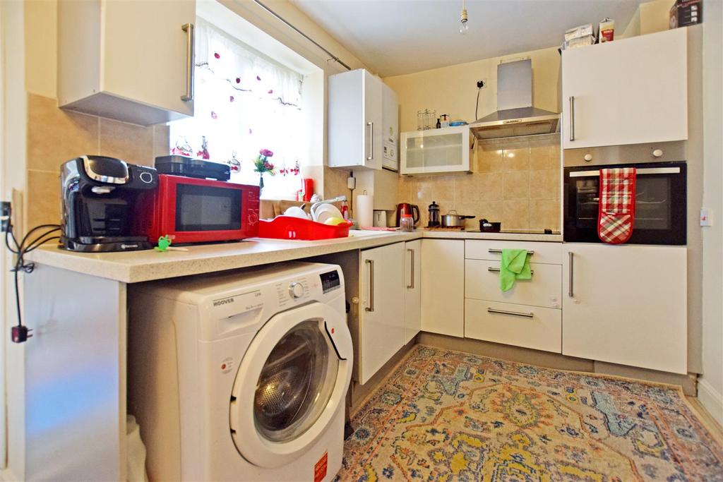 Wyld Way, Wembley 5 bed semidetached house £2,150 pcm (£496 pw)