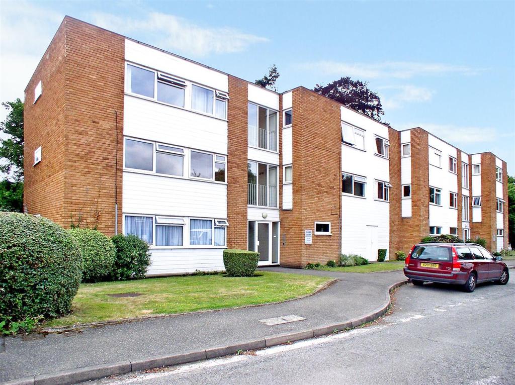 Claire Court, St Martins Drive... 1 bed flat £875 pcm (£202 pw)