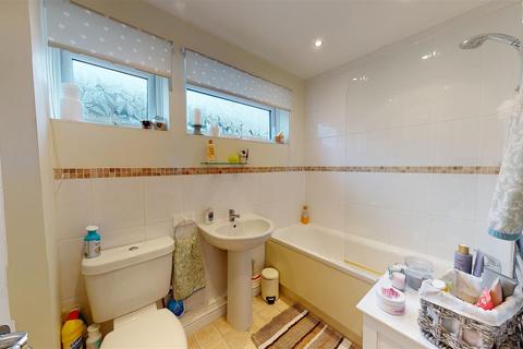 20 Grasmere Gardens, Folkestone, CT19 5JL