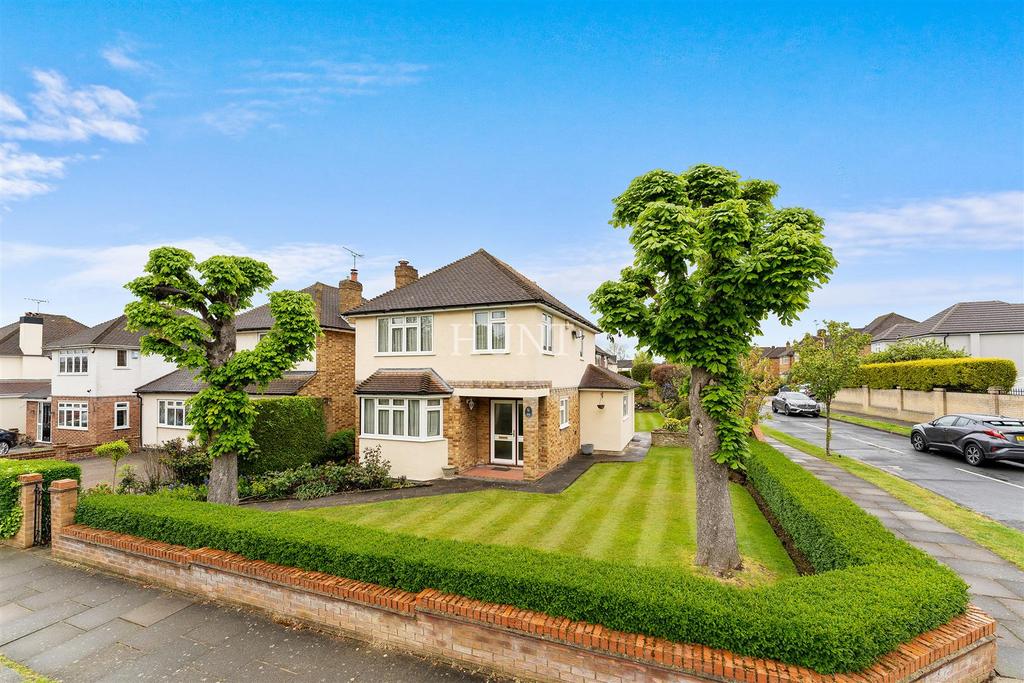 Nelmes Crescent, Hornchurch RM11 3 bed detached house £875,000