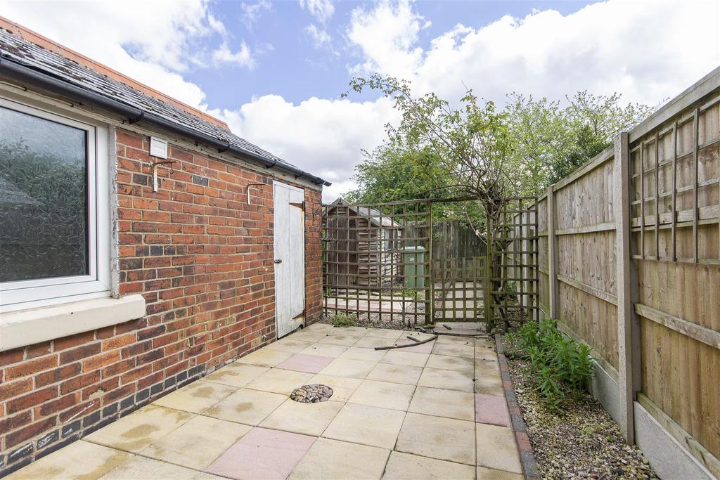 Hunloke Road, Holmewood, Chesterfield 3 bed terraced house £95,500