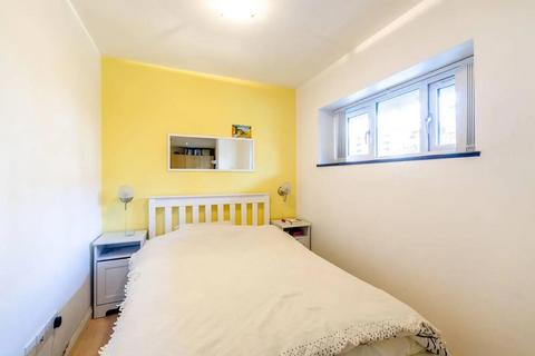 Studio to rent, Lancaster Drive, Canary Wharf, London, E14