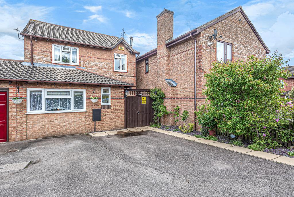Southwold, Bicester, Oxfordshire, OX26 3 bed link detached house £365,000