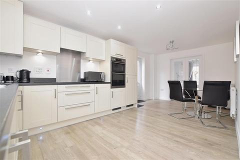 16 Constable Gardens, Littlehampton, BN17 7FX