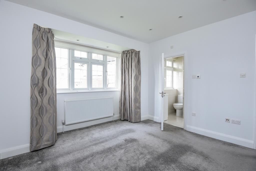 Brim Hill East Finchley N2 3 bed flat £2,166 pcm (£500 pw)