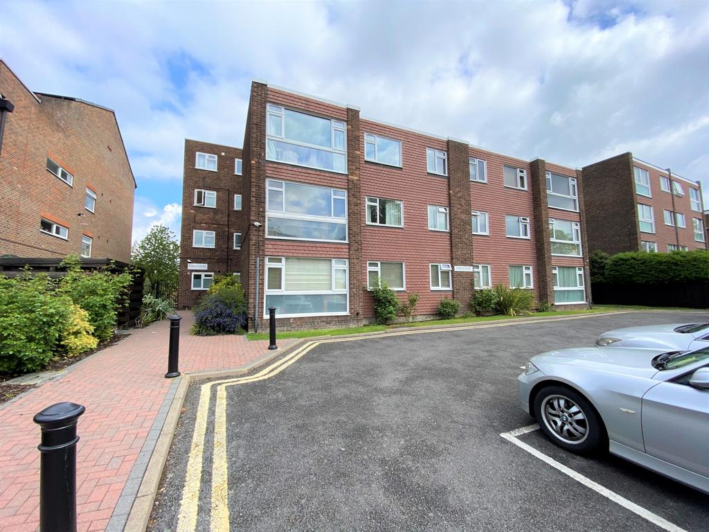 6 Court Downs Road, Beckenham 1 bed apartment £1,050 pcm (£242 pw)