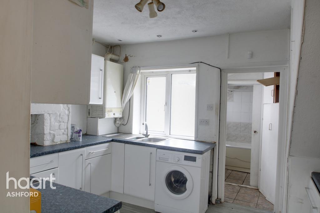 Mead Road, Ashford 2 bed terraced house £180,000