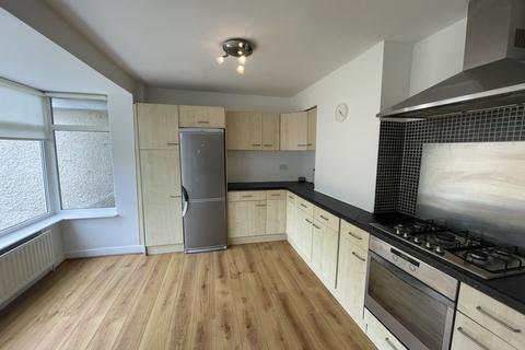 3 bedroom semi-detached house to rent, Broadway, Horsforth, Leeds, LS18