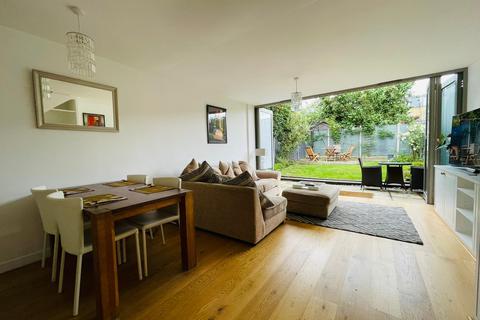 9 Blagdon Walk, Teddington, TW11 9LN