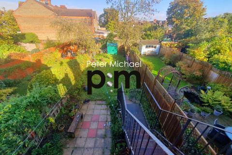 3 bedroom flat to rent, Hazelwood Lane, Palmers Green