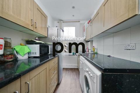 3 bedroom flat to rent, Hazelwood Lane, Palmers Green