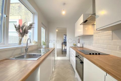 27 Avondale Road, Lowestoft, NR32 2HU
