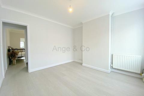27 Avondale Road, Lowestoft, NR32 2HU