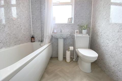 27 Avondale Road, Lowestoft, NR32 2HU