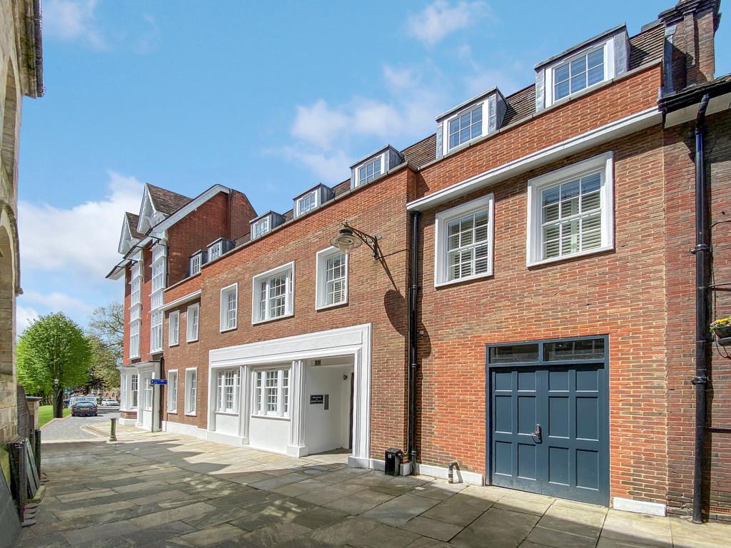Horsham, West Sussex 2 bed apartment for sale £400,000