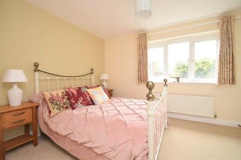 9 Kings Glade, Yateley, GU46 7UT