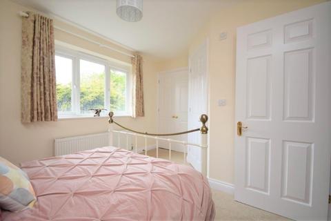 9 Kings Glade, Yateley, GU46 7UT