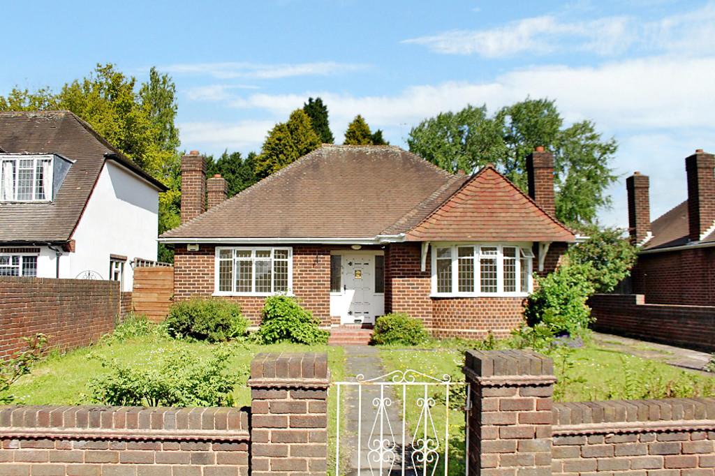 Bilston Road, Willenhall 3 bed detached bungalow £850 pcm (£196 pw)
