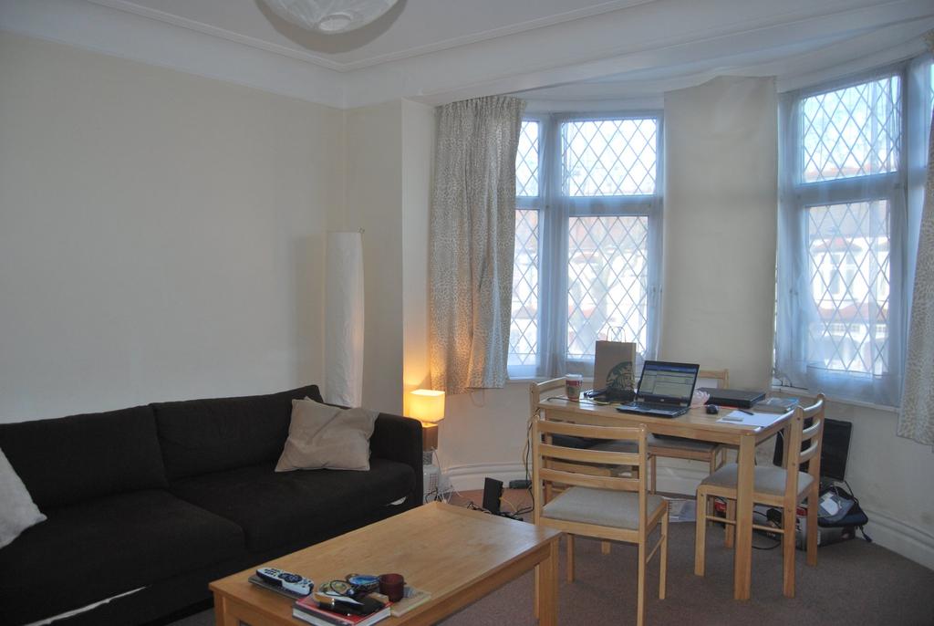 The Grove, Palmers Green, LONDON, N13 1 bed flat £1,000 pcm (£231 pw)