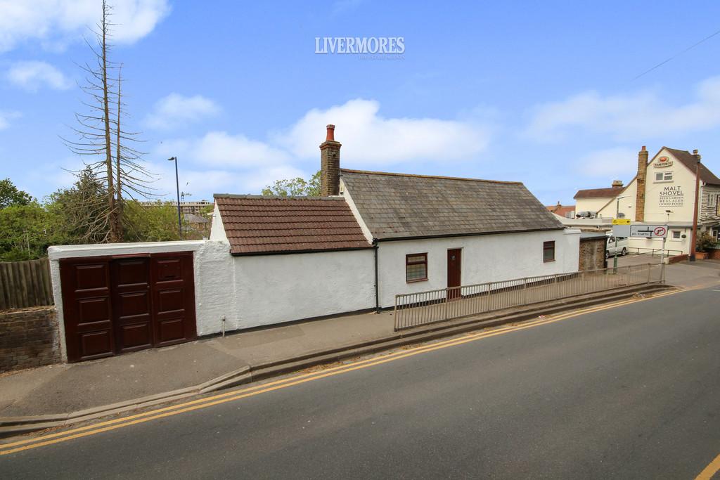 Darenth Road, Dartford 3 bed detached bungalow £300,000