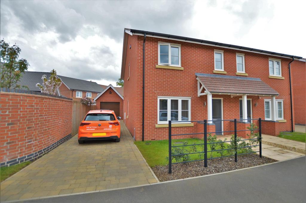 Spinney Hill, Oakham 3 bed semidetached house £1,000 pcm (£231 pw)