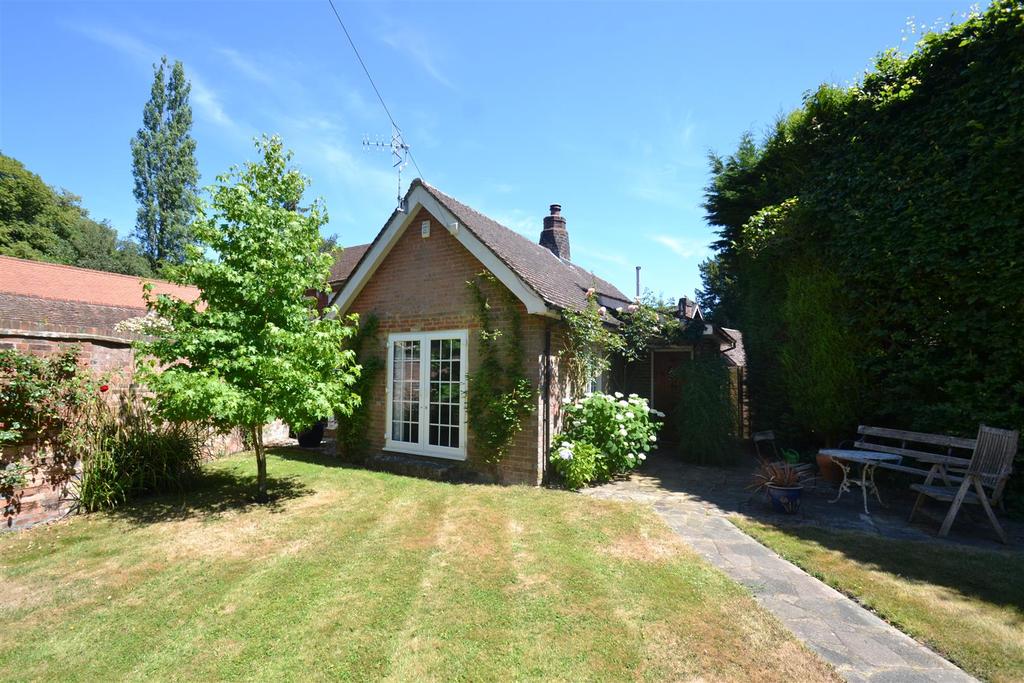 Haroldslea Drive, Horley 2 bed detached bungalow £1,400 pcm (£323 pw)
