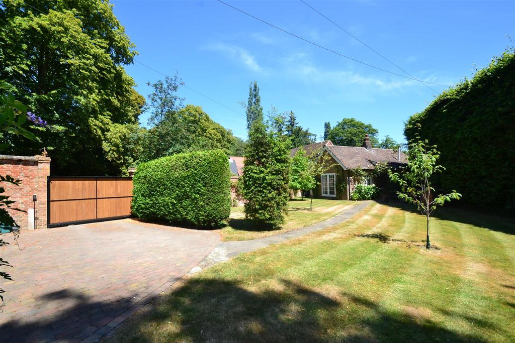 Haroldslea Drive, Horley 2 bed detached bungalow £1,400 pcm (£323 pw)