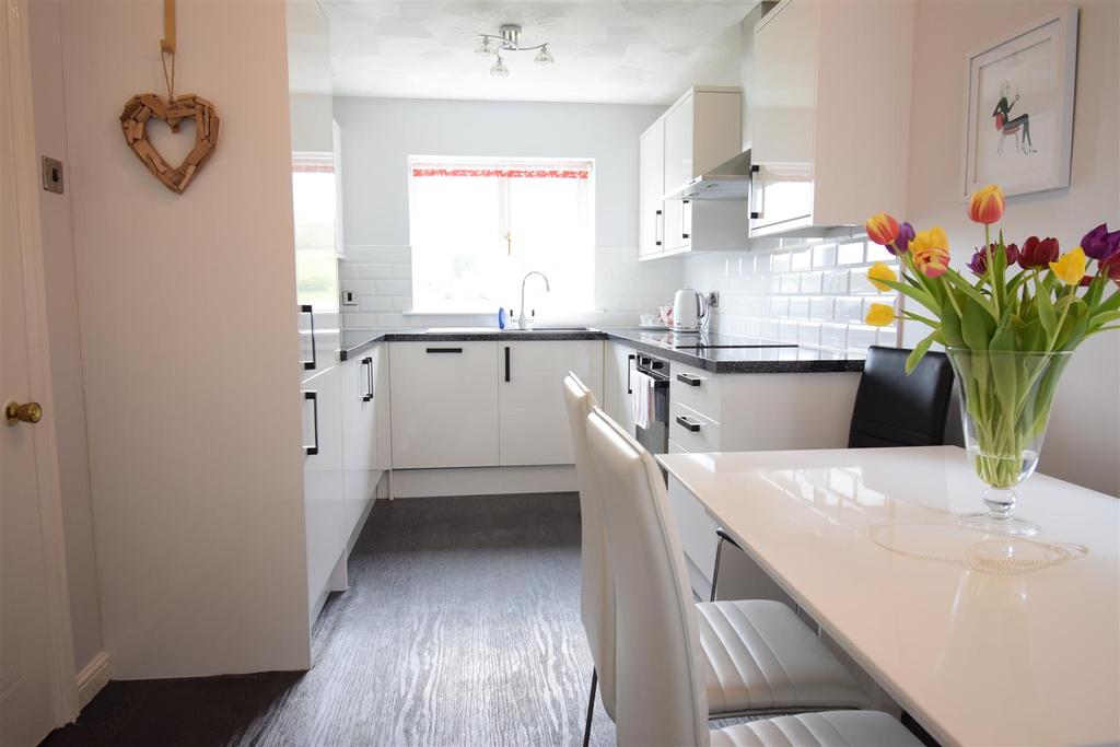 Cae Caradog, Caerphilly 4 bed detached house £345,000