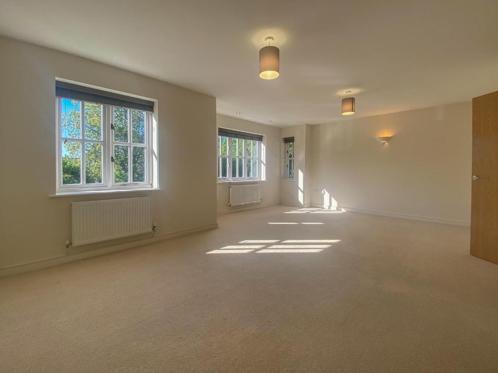 Hinton Way Great Shelford 2 bed flat £1,250 pcm (£288 pw)