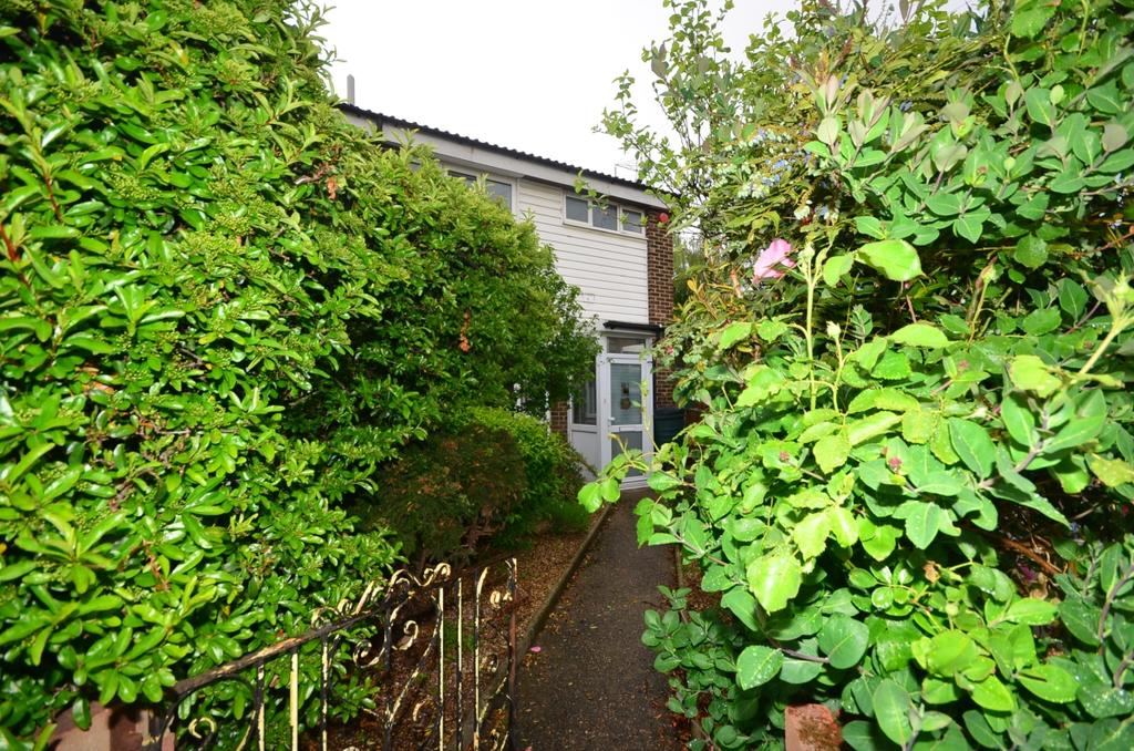 Simpson Road Snodland ME6 3 bed end of terrace house £1,250 pcm (£288 pw)