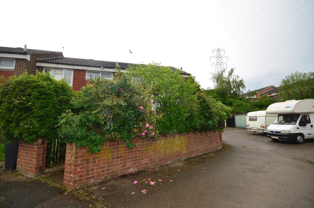 Simpson Road Snodland ME6 3 bed end of terrace house £1,250 pcm (£288 pw)