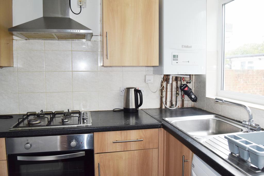2 bed semi-detached house to rent Byward Avenue,
