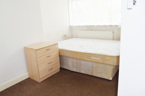 2 bedroom semi-detached house to rent, Byward Avenue, TW14