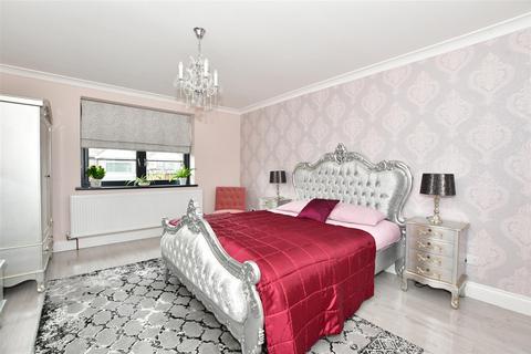 5 bedroom semi-detached house for sale - Wincanton Gardens, Barkingside, Ilford, Essex