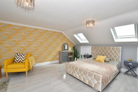 5 bedroom semi-detached house for sale - Wincanton Gardens, Barkingside, Ilford, Essex
