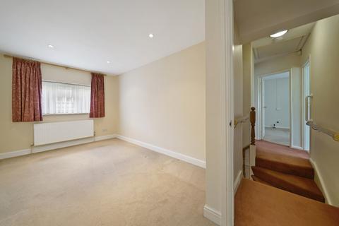 5 Townholm Crescent, London, W7 2LY