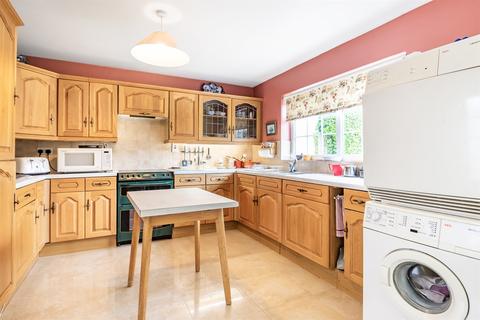 4 Aldeburgh Close, Emmer Green, Reading, RG4 8UT