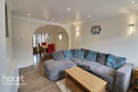 2 Chelmer Garth, Paston, Peterborough, PE4 7XX