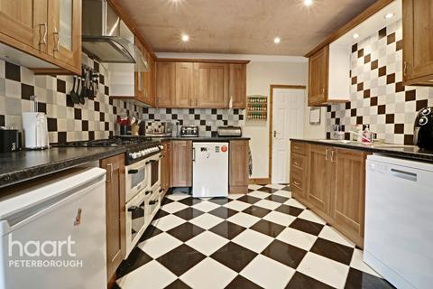 2 Chelmer Garth, Paston, Peterborough, PE4 7XX