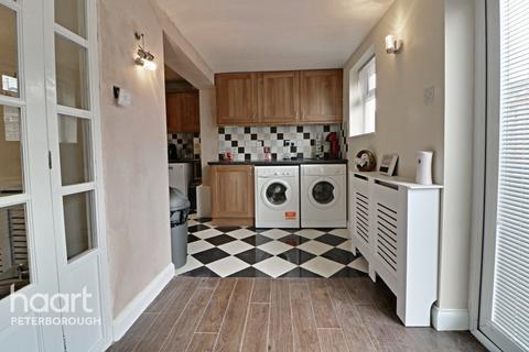 2 Chelmer Garth, Paston, Peterborough, PE4 7XX