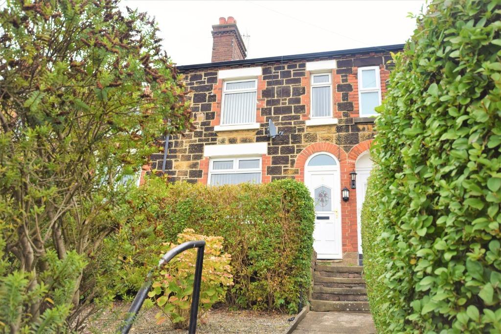 Station Road, Pentre Broughton, LL11 2 bed terraced house £595 pcm (£