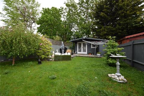 2 Barnfield Walk, Romford, RM2 6AF