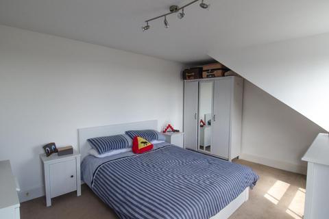 Flat D, 22 Adolphus Road, London, N4 2AZ