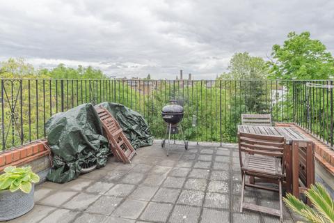 Flat D, 22 Adolphus Road, London, N4 2AZ